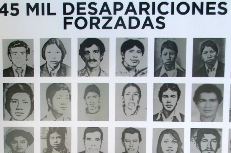 Poster displaying rows of portrait photographs labeled “45 mil desapariciones forzadas,” meaning “45,000 forced disappearances,” illustrating the estimation of people who were disappeared during the Guatemalan Civil War.